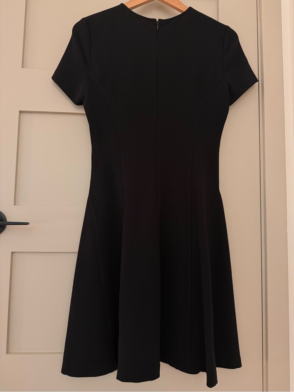 Theory Modern Seamed Shift Fit-And-Flare Crepe Dress. Black. Size 2 - Picture 7 of 9